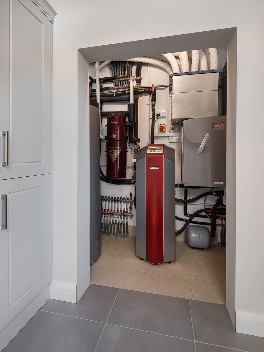 The house’s utility space includes the Zehnder Comfoair 550 heat recovery ventilation system, the Heliotherm brine-to-water heat pump that supplies underfloor heating on both floors, and a 500 litre domestic hot water tank with fresh hot water heat exchanger.