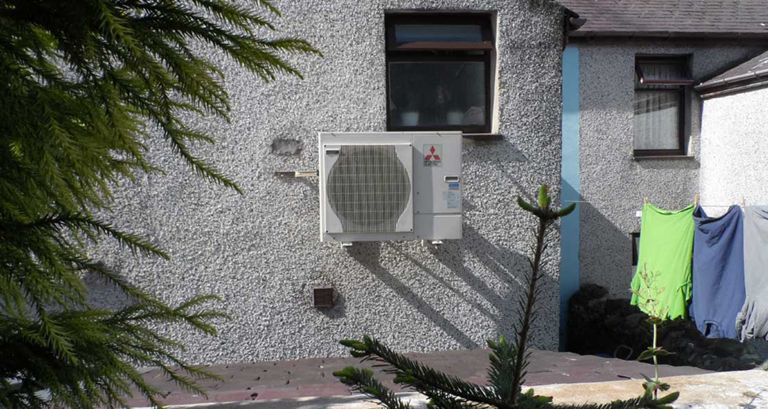 Glyn Hudson’s house features a Samsung Gen 6 air source heat pump. This home is listed on heatpumpmonitor.org, with 30 day mean COPs of 4 or over at the time of writing in December.