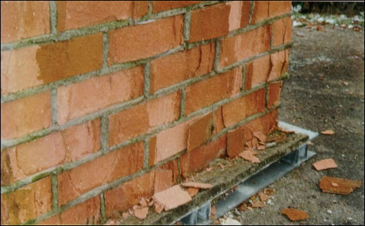 Figure 8: showing the damage the freeze-thaw cycle can do to a solid brick wall  Image: Fraunhofer Institute, IBP Holzkirchen